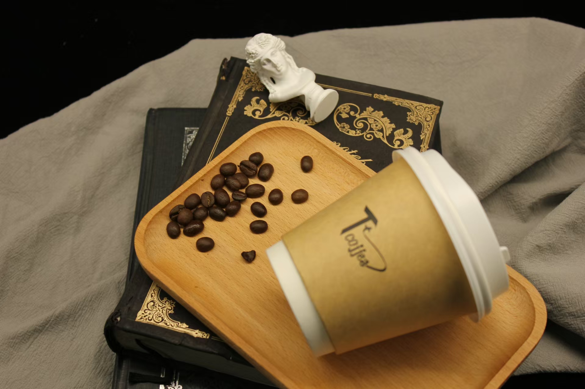 TT Cafe(Shuxiangmendi Store) is a coffee shop located on the first floor of Building 5, Shanghefang Shuxiangmendi, Meilong Road, Bao'an District, Shenzhen (near Pizzahut).
